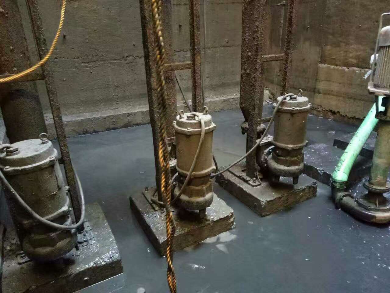 滨海污水池清理