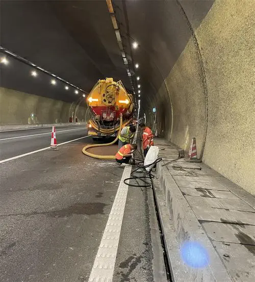 滨海隧道排水渠清淤